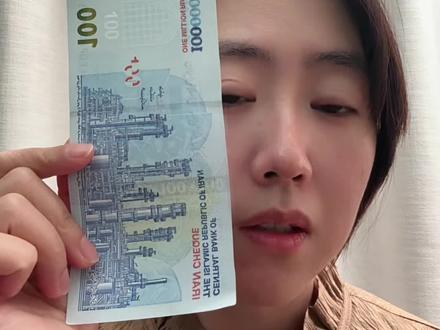张钱,十年前差不多值 200块人民币,现在只值 5块钱。
这是100万里亚尔,是我以前去伊朗的时候留下来的。
2015年我第一次去伊朗的时候,100万里亚尔差不多值200块人民币。像很多景点门票大概 15万里亚尔,也就是三十块钱左右。
但现在如果按当地市场汇率算,100万里亚尔大概只值5块钱人民币。十年时间,从200块变成5块。
其实这也是最近伊朗突然宣布禁止食品和农产品出口的一个重要背景。很多人说,是不是因为伊朗国内老百姓自己需要,所以不让出口了。
这个说法有一定道理,但其实原因不止一个。
当一个国家货币贬值到这种程度的时候,本国的农产品在国际市场上就会突然变得很便宜,于是很多东西就会被大量出口。如果开心果、藏红花、粮食这些农产品不断被卖到国外,国内价格就会继续上涨。所以很多国家在这种情况下都会采取一个办法:限制出口,优先保证国内市场供应。
所以这次伊朗的这个政策,其实是国内通胀、货币贬值,还有保障国内供应几个因素叠加在一起。
#伊朗 #美国 #货币 #海外生活