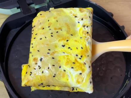 天知道自己做的煎饼果子有多香,想吃什么卷什么。在家实现煎饼自由!#煎饼果子 #早餐 #杂粮煎饼 #谁懂这一口的好吃程度 #在家做美食