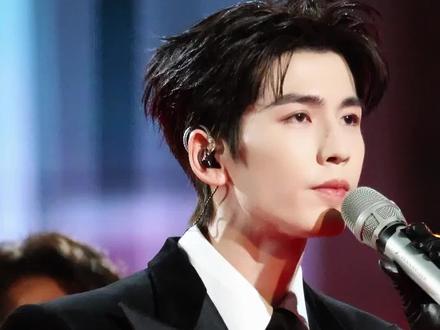 不必看清我的脸 我能给你的只有感觉.
#张凌赫 #模特 #琢玉