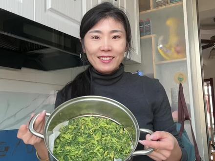 #用这一口代表春天
河北版的蒸面条菜也很不错,
春天的野菜特别养人,
低脂低卡简单又好吃,
配上蒜泥味道更是绝绝子!#春菜请上桌 #面条菜 #美食分享 #记录真实生活 @DOU+上热门 @创作灵感小助手