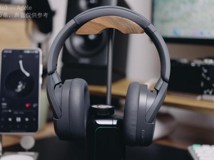 桌搭音频升级计划|音箱很满意,降噪耳机翻车了吗?漫步者830 🎨对于美术生出身+干过几年设计的我来说,设计思维已经深深的刻进了DNA中。
在做桌搭时,我其实会优先考虑色彩搭配,一定会先确定2个核心颜色,然后再根据自己的喜好添加一点点缀的色彩,很推荐大家在布置桌搭时,如果你不喜欢RGB的话,可以试试我这个不出错的经验。
🎧这段时间在重新调整我的桌面,也顺手给自己添了一副头戴式降噪耳机。
这次用的是漫步者W830NB,颜值配色都比较适合我的原木+黑色桌搭,音质也是很不错的。
对我来说,它更像是一副放在桌面上,随手戴上就能进入专注状态的主力耳机。
整个房间的布置,还要一点时间慢慢布置,之后看看可以在分享一期room tour。
-
#桌搭 #头戴式耳机 #降噪耳机 #漫步者W830NB #数码好物