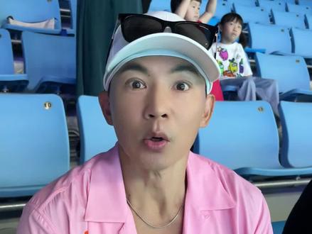 带大家现场去看一下亚运的游泳比赛,“紫”定行!@杭州第19届亚运会 #刘畊宏 #杭州亚运会