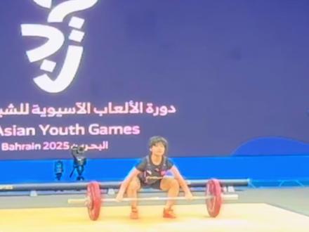 这就是自信张扬的05后!16岁中国小将蓝欣怡包揽巴林亚青会女子举重48公斤级2枚金牌。
编辑:袁雪婧