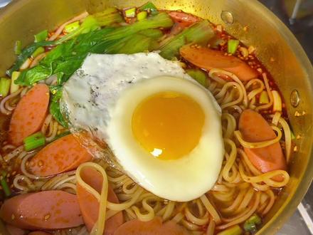 #爱吃鸡蛋挂面的有福了 跟着#面神 做汤面,跟着#蛋神 做漫画蛋,爱吃鸡蛋挂面的有福了,真是绝了……#美食 #挂面