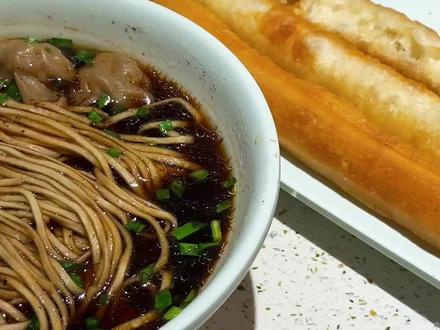 我学习老扬州 blackpink:#扬州早茶饺面的正确吃法 #早餐熱乾麵加碗餛飩湯 #雷霆 #油条泡饺面 #扬州早茶