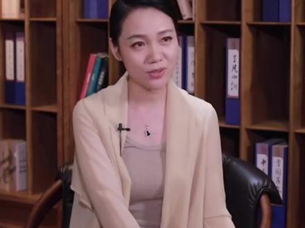 她是著名美女主持人,嫁给神秘老公生下三个孩子,50岁如少女一般