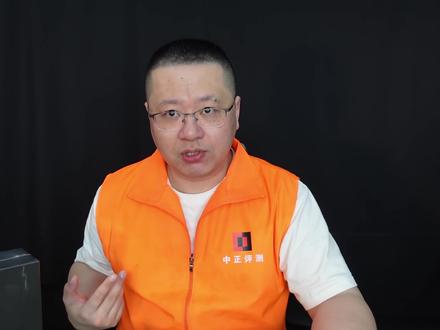 中正评测:用户有选择权了?蓝戟B580-12G显卡 本来这个视频先发的,临时改成铭瑄显卡,乱了顺序,所以大家看着有点蒙圈。
在现在这个环境下,能有产品撼动N卡的,那就是好产品。
B580-12G这个显卡,游戏在大多数场景下可以打赢4060。
且视频编辑明显胜出(比贵了一倍多的4070S还强)。
一月份有一版鸡血驱动会更新,届时应该还会有少许提升。
显卡的功耗、噪音、发热都很没问题,比上一代有明显优化。
相较于4060的功耗还是更高,但在台式机上这点点功耗是无所谓的。
在用户端的缺点,是价格比4060只低一点点,考虑到品牌力,普通玩家肯定还是买4060。
就像上期说的:
英特尔B580这个显卡,可以说是成了。
这对所有用户、显卡厂家、渠道、零售终端,都是好事。
在N卡一家独大只手遮天的大环境下,尤其是正在此刻的风口浪尖时刻下,这必须是好事。
三风扇的蓝戟这款显卡是超频了一点点的,货较少,正常的版本是2风扇的,我们晚一点时候会到,价格非常好,到了再说。