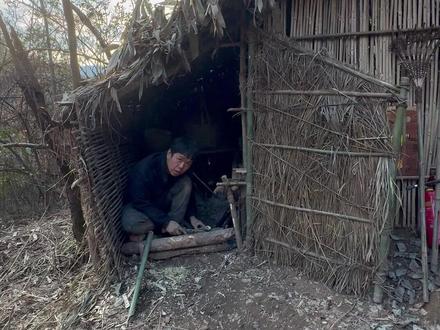 #七星山荒野求生第38天 选手剩余14人“张老六”:庇护所里太巴适了 火种方法改良 暖炕过夜舒服得很 没锅没盐撑到决赛 体重118到120斤就满意了 。