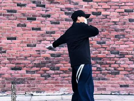 听你们的,我把手抡脑门上了。中间小步热身,后面轮起来了,你们看看是不是这个事。喘死我了#加纳烫脚舞 #巴西欢乐小火车舞蹈 #booty烫脚舞 #山西分车 #核心力量