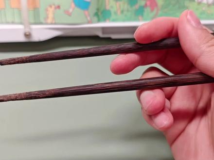1分钟教会孩子用筷子。
#人类幼崽成长日记 #人类幼崽成长计划 #学用筷子 #教用筷子 #真实生活分享官