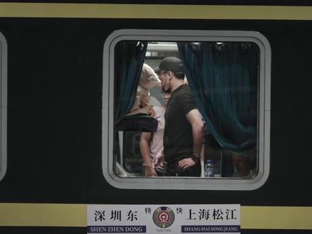 【一天零一页2025丨EP01 王自如:没有理想的人不伤心】
他开启了数码评测的浪潮,也因一场三小时直播辩论,被推向“独立评测”的风口浪尖,更因格力工资条事件备受争议;十年后,背着一个亿债务的他,坐着绿皮火车,向小孩讨价还价买一只玩具车 #王自如再谈罗永浩 。
如今,王自如谈到人生最开心的时刻,仍是小时候母亲答应给他买第一把吉他——那是他摇滚梦的起点。他与罗永浩的争议虽时常被人提及,但就像面对债务、离职等种种争议时一样,他说:“我早就不太在乎了。” #王自如怎么就欠了一个亿
新浪新闻出品《#一天零一页2025 》,真实记录王自如当下的状态,看他把过往清零,重新开局。时过境迁,互联网还会有王自如的位置吗?