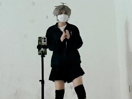 #进化之夏舞蹈教程#排球少年舞台剧 因为种种原因,这个教程拖了很久,真的很抱歉!现在还在被反向隔离,所以拍出来的环境可能有点不是很干净(最后面是镜面完整版舞蹈) 最近终于转阴了,录了好几遍,后面越跳越虚,这个是好几个视频剪在一起的,实实在在跳了两个小时,所以后面喘气声会挺大的😢我普通话不是很好,这个真的很自卑呀,本来想去掉我的声音直接转文字读的,但是怎么听怎么怪,还是保留了我不好听的普通话(有一些奇怪的嘴瓢大家不要太在意😢),如果不戴口罩的话,眼睛会乱瞟,所以选择戴口罩去完成这个教程(社恐),因为不是专业学舞蹈和排球的有问题欢迎指出!共同进步吧!!#进化之夏