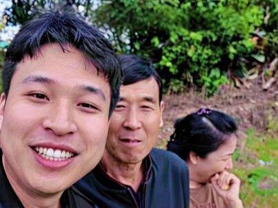 带甘肃的爸妈体验广西的科目四-窑鸡、窑番薯,要我说,广西人都是老吃家,这种口味我是第一次吃#广西窑鸡 #广西美食 #vlog十亿流量扶持计划 #甘肃人在玉林 #甘肃小安在玉林