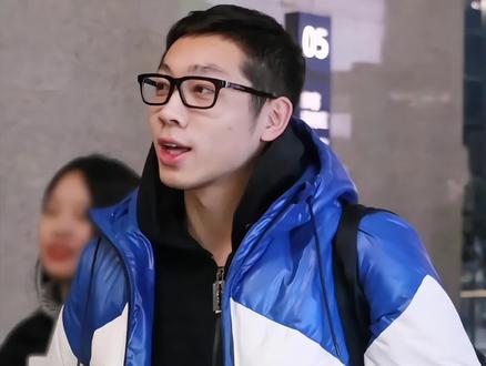 总爱倒地爆冲的王楚钦又又又被防回头了,这次秀他一脸的是艺术家昕叔。#乒乓球 #国乒 #许昕 #王楚钦