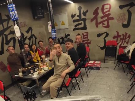 各位精神股东,脑筋急转弯,爸爸叫湖南妈妈叫湖北,孩子叫什么? #脑筋急转弯 #烧烤