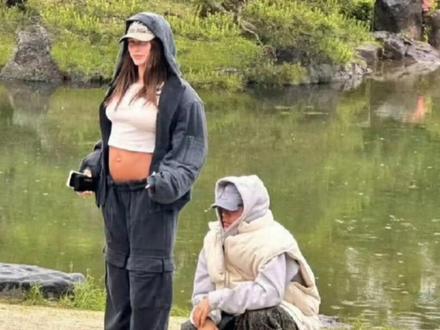 #网友日本偶遇比伯海莉 这俩人真的是反季节穿搭啊~