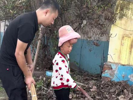 今天回来看望爷爷,曾经热闹的村庄,现在显得冷冷清清 门上的锁都已锈迹斑斑、如今走的走 搬的搬,一切都回不去了……