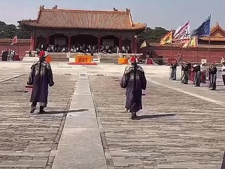 在历朝历代中,为何只有清朝的官服会让人看一眼就胆战心惊,这其中原因很简单,顶戴花林是满清原创,霸气图腾是明朝原创,精致朝珠是佛教原创。而内敛玄兰则是因为清在五行中属水。这些东西混搭在一起不能说好看,只能说是历朝历代中最差的一件,仔细观察清朝的官服,你就会发现其实它有很多层。而本应该让脸型更好看的官帽子,因为清朝金钱鼠尾的发型导致其变得不伦不类,让整个人看起来更加木讷,而且因为清朝的官服极为板正,颜色又极为压抑,而清朝的官服之所以会被现代人当成僵尸服的原因主要有四点,第一点就是历史背景,僵尸之说兴起和盛行于明朝以及清朝,但在清朝的民间记载更多,第二点就是清朝有一种职业教训尸人,他们会一种引导尸体行动的法术。有钱人死后想要落叶归根,就会找这种道士,这些道士会对尸体做处理,使其变得僵硬,便于行走。打扮的时候也常常会给他们穿上官服,毕竟这很有面子。第三点就是经济方面,因为清朝是距离现代最近的朝代,所以他的戏服很多,这样拍僵尸片成本会低不少,第四点就是影视方面,清朝官服颜色很深能给人一种压抑和沉闷的感觉,非常适合僵尸的形象,种种原因聚集在一起,才导致清朝的官服让人看了有种胆战心惊的感觉。