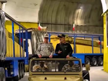 40年心血毁于一旦:伊朗“地下长城”如何变成百万大军的活棺材 2026年2月28日,一场代号为“咆哮雄狮”的行动彻底改写了中东战局。面对美以联军破天荒的“三位一体”轰炸——B-2隐形战机投下3万磅的巨型钻地弹,B-52进行地毯式覆盖,无人机24小时死亡凝视——伊朗准备了40年的地下防御体系瞬间崩塌。#美伊矛盾 #美伊战争#零基础看懂全球 #全球创作者计划 # 青年创作者成长 @火线快评