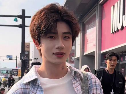 路上偶遇峰峰太帅了🥹 #国产峰峰 #网红 #路人视角