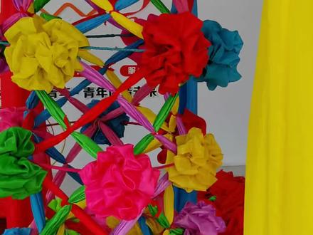 悬络 周村芯子是国家级非遗项目,其中最能显示周村丝绸业的发达,就是用6种颜色的丝绸扎制而成,目前录制的视频,为永安街街道前进社区,3个老艺人用时三天的功夫完成