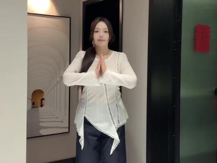 确实微透 但是夏天穿好凉快啊! #今天穿什么 #韩系穿搭 #设计感显瘦百搭上衣 #通勤搭配 #温柔穿搭