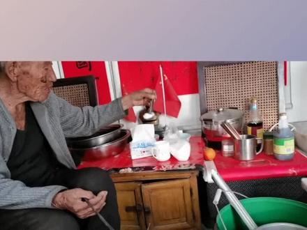 两位百岁老人,糖可没少吃啊。