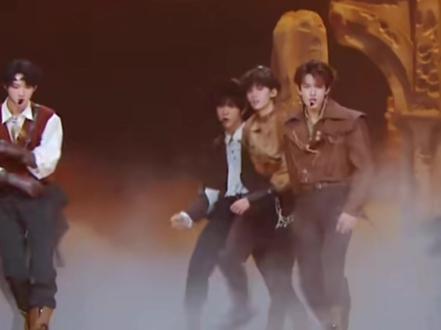 干豆像蟒蛇一样紧紧的缠绕上来了,谁能拒绝有嚼劲的干豆呢#张峻豪#张极 #干豆 #gento #星引力计划