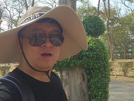 清迈大学这个抱树创意太牛了。马年抱树能暴富, 深耕终成摇钱树 清迈大学这个抱树创意太牛了。马年抱树能暴富, 深耕终成摇钱树。所谓暴富,不过是你的认知,刚好接住了掉落的果实。🍎#抱大树 #清迈游学 #农场 #农庄 #一对一指导