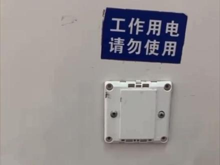 南京某高铁站大厅没插座引网友质疑。
“商务候车区可以充电,进1次100块钱。”
#高铁站 #高铁站充电 #南京 #南京南站 #商务候车区 @抖音小助手