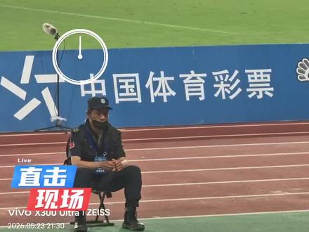 这是昨晚孝感vs 仙桃的比赛实况,很激烈球员都踢到腿抽筋。#足球比赛现场 #楚超 #孝感 #仙桃 #竞技体育的魅力所在