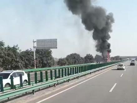 福银高速礼泉段快递车着火了