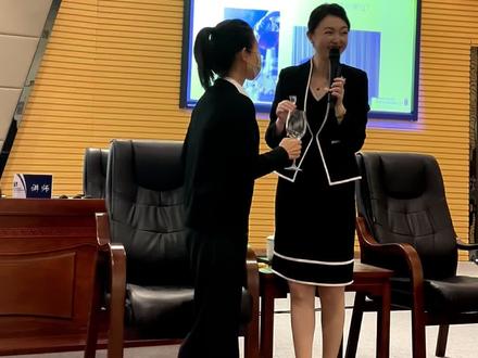 敬酒站位,别再站错了 #酒桌礼仪 #人情世故 #敬酒规矩#企业礼仪培训 #禾目礼仪张洁
很多人出去吃饭敬酒
站位一直都是错的
记住最简单的规矩:
敬酒,一定要站在对方左手边
不管是长辈、领导,还是客人
不要正对着人家,也别站右边
走到左手边再举杯
站左边不挡人视线,不尴尬
也是最礼貌、最得体的位置
杯子稍微低一点,态度放谦和
就这么一个小细节
既能显尊重,又不会得罪人
饭局应酬,少踩很多坑