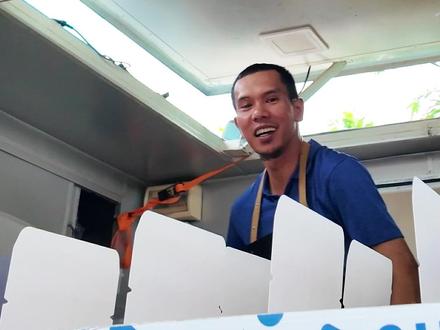 一笔芽芽,画遍马来西亚,今天画的是【炸鱼薯条】 一笔芽芽,画遍马来西亚,今天画的是【炸鱼薯条】。
Jom Lukis Malaysia! Hari ini lukis【Fish and Chip】.
📍 infront of Masjid at-Taqwa, Taman Tun Dr Ismail, 60000 Kuala Lumpur.
#马来西亚 #Malaysia #yeebiiyaya #drawing #fishandchip #炸鱼薯条 #foryou #vlog #挑战 #美食vlog #美食分享 #food #malaysiafood #malaysian #challenge #手艺人 #malaysiaartist #discovermalaysia #jalanjalan #artworks #VisitMalaysia2026 #CutiCutiMalaysia