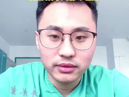 今天想和大家聊一聊一个很多痔疮术后朋友都关心的话题:术后到底多久才能恢复正常生活,比如走路、上班、逛街甚至跑步锻炼?下面我根据常见的恢复阶段,为大家整理了几点实用建议,希望能给你一些参考。
第一多久能正常行走。做完痔疮手术以后第二天可以正常活动,下床溜达溜达,甚至做完术后8小时以后可以溜达溜达。是没有问题。但是也不要长时间活动,避免水肿及结扎线提前脱落。
第二多久可以去正常上班。这个确实因人而异。理论上来讲出院以后没有特别疼痛的情况,身体能耐受,可以正常上班。但是有些人工作性质不一样。身体也有一定差异,如果上班期间觉得手术区域确实不舒服,就先别上班。一般是建议出院后再休息一周。
第三多久可以出差。这个术后时间越长越好,实在是着急。起码两周以后,两周以后异常出血风险降低。非必要不出远门。之前有个小伙子想做手术,但是涉及到出差的问题。我就和他说要么术后两周以后再去,要么就出差回来再做手术。在这里插一句。两周之内尽量别提重物。
第四多久能逛街,长时间活动,长时间开车。有些患者自己开车来的医院,出院后自己开车回去。这种短途开车,半小时一小时的。出院后就可以,问题不大。但是有些人想着逛街,长时间的走路,还有些人是司机,就是长时间开车啊,建议还是等4到6周时间。这个时候即便是伤口没有完全长好。出现水肿的几率也大大减小。
第五多久能锻炼,剧烈活动。像跑步,身体锻炼这些还是等伤口完全愈合以后。甚至要等到完全愈合以后再过两周左右的时间。因为伤口愈合后新长出来的皮肤几乎没有弹性,剧烈活动后容易出现再裂开的情况。
总的来说,术后恢复是一场“持久战”,每个人愈合速度不同,病情,手术创面大小都不一样。不管怎样都要循序渐进,尽量给身体足够的修复时间。
祝大家早日康复,平稳度过恢复期!#医学科普 #肛肠科 #创作者扶持计划 #涨知识