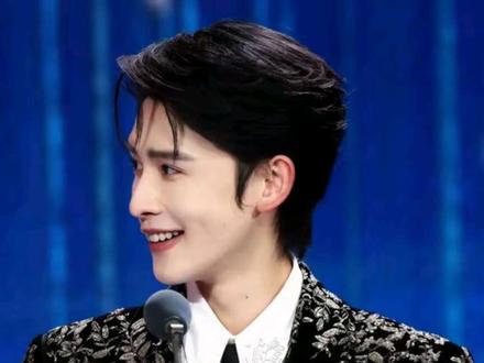 《微短剧品质盛典-颁奖采访》 「情商与颜值顶配的男人」
@申浩男 细水长流走的更久🧡
@申浩男工作室 工作室 最近被小室拿捏了🤭
#申浩男 #申浩男新剧 #微短剧品质盛典 #申浩男这巴掌扇哪来了 #星光璀璨图鉴