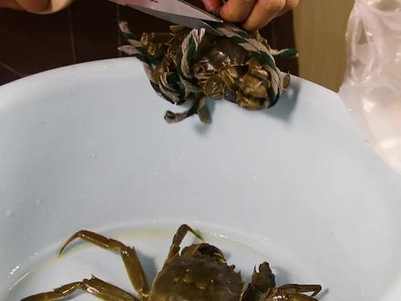 蒸螃蟹时,冷水蒸还是热水蒸?很多人弄错了,难怪螃蟹流黄腥味重 #阳澄湖大闸蟹 #大闸蟹 #螃蟹吃法 #美食推荐