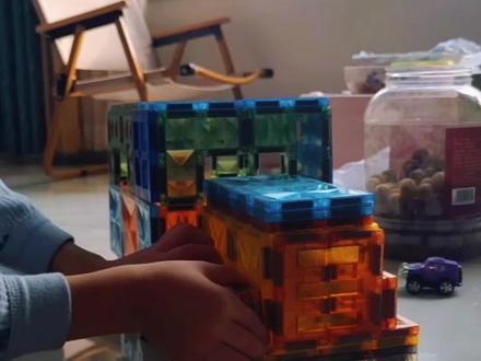 用#磁力片 拼搭 #老爷车 #教程 来了 #磁力片的1000种玩法 你学会了吗?磁力片真是越玩越熟练,万物皆可搭...#辰哥辰弟