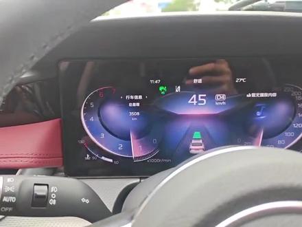 全新H5/H6升级高级巡航,车道保持 ,居中行驶。辅助驾驶
全新红旗H523和24旗畅升级高配23旗享升高配
ACC/SACC/LKA/LDW
抬头显示和仪表可以对应显示相应功能
定速巡航
系统自动控制发动机转速与变速器档位,使车辆以设定的车速恒速行驶巡航设定条件:
①挡位处于D挡②车速大于30 km/
自适应巡航ACC
在传统定速巡航的基础上,增加车距控制功能
基于智能摄像头信息计算与前方同向车辆之间的距离,当距离小于设定值时主动减速保持车距
随车距离可以选择设定车速范围:0-140km/h
高级自适应巡航SACC
在自适应巡航功能的基础上,增加车道保持功能
通过智能摄像头识别车道线,控制车辆沿中心线行驶,提高驾驶的舒适性和安全性 SACC 与ACC之间,在一定条件下可以自动转换
车道保持辅助 LKA
智能摄像头识别车道线
检测到偏离车道,且预警提醒无反馈方向盘自动纠偏
车道偏离预警 LDW
智能摄像头识别车道线
检测到车辆偏离车道(非主动变道所致)仪表画面提示、声音警报提醒