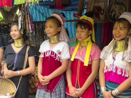 长颈族长老要给我介绍村花?提这种要求,你能接受吗?佩戴铜圈是什么感觉?#长颈族 #泰国长颈族 #领略异域风情 #记录海外生活 #泰国旅游