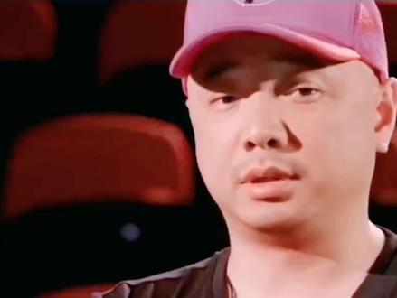 #抖音电影 替身拳手:拳台之上,无替身人生
徐峥监制的《替身拳手》跳出拳击片逆袭套路,以“替身骗局”剖开阶层与自我的内核,拳拳到肉的对抗里,藏着最动人的人性坚守。底层拳手田野为生计做富二代陈火炬的拳赛替身,资本设局下,两人从利用到并肩,撕开身份买卖的现实真相。没有开挂的主角光环,只有沉默的算计与爆发的对抗,恰如“千磨万击还坚劲”,平凡人的挣扎最戳人心。
影片的“真”直击人心,阿如那、马伯骞魔鬼训练后实拍对决,近景镜头里的汗水、淤青,让每一次出拳都带着呼吸的重量,央视盛赞的“力量感破屏”绝非虚言。陈火炬砸伤自己求公平、田野拒200万收买守本心的桥段,道尽“贵者不在出身,在良知”的内核。
李霄峰以文艺片视角拍商业动作戏,拳台不仅是体能的较量,更是自我认同的战场。胡军的父辈线添温,李雪琴的客串丰富层次,让影片在热血之外,多了对现实的关照。这不仅是一场拳击赛,更是每个人对抗命运、拒绝做生活“替身”的缩影,后劲十足。
#抖音 #电影 #上热门🔥 #替身拳手