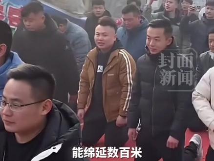 专属BGM一响,山东人的“硬核”拜年又开始了!菏泽13个“00后”发小连续四年,大年初一登门给彼此父母拜年#山东人拜年 #山东硬核拜年