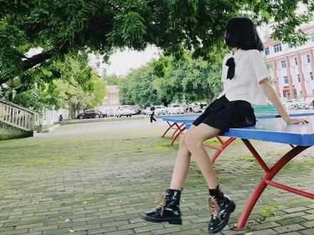 与相处近十年的高中好友重返高中,挑战拍一组毕业照之安远二中。保安叔叔:穿的这么漂亮也不能进去了哦😭#拍照花絮 #校园 #我为我的学校打call @抖音小助手