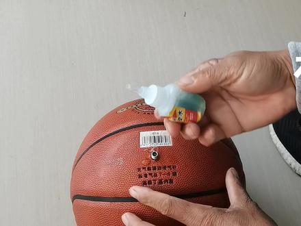远鹏体育,许多宝妈在家,篮球不会维修,如果漏气了,买瓶篮球自补胶水,灌进去就行啦,一个球慢漏气的针扎的一瓶够用,严重的需要两瓶胶水,确定修好。