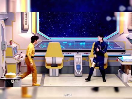 【高超】盘点一下我喜欢的高超的一些喜剧小设计
大致分为三个部分:
1.表演和细节设计方面(打破第四面墙)
让人物轻微跳出角色,点破剧情发展点,并设计了一个含笑的表情方便观众代入,使包袱不尬且顺理成章(《葫芦兄弟》)
2.剧情设计方面
《龙袍替身》中开场就埋下了伏笔—一位武艺高强的厨子(一笔带过),到后期众官与八王爷僵持不下时,厨子突然出现一招制敌制造了一个预期违背。(且因为前面的引子,厨子的出现不显得突兀,整体情节出人意料又前后呼应)
3.game点(双子设定)方面
5秒前实体投影,这个不用多说,这个设定太好笑了,欣赏就好了
剪的有点长,请见谅🙏🏻
#双高胎 #高超 #高超绝了 #喜人奇妙夜 #搞笑