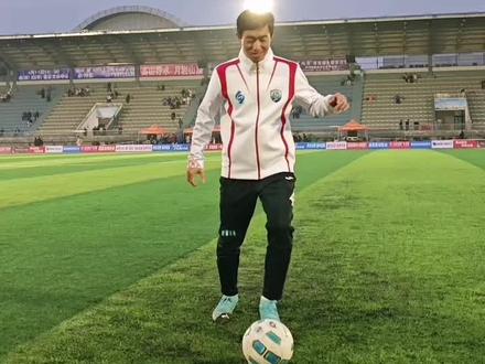 这就是在湖南永超联赛第一轮中踢进一球为蓝山队客场(蓝山v道县)首战告捷的吴超伟(93号),花式足球不逊于永州队中倒挂金钩的张涛。#每个动作都是用汗水换来的