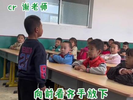 原来竞选体育委员靠的是嗓门啊,光看第一排小朋友的表情好像就知道该选谁了!#小学生竞选体育委员有多拼