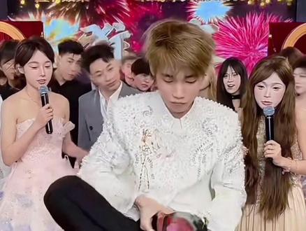 李启萌也给万66送一双跟梨园送过一样的红底鞋#李启萌#万66 #梨园#博雅才是热度王 #会火