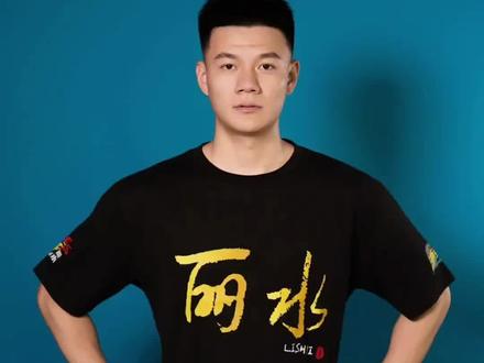 浙BA球星介绍篇-丽水队长徐敏伟。
176cm浙西南最强后卫💥半决赛砍27+15+8率队胜温州,攻防拉满!工程人跨界成赛场核心,热爱抵万难!
#浙BA #丽水队 #徐敏伟