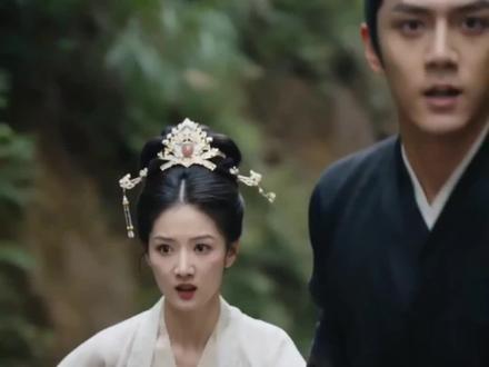 现代顶尖医学博士水洛蓝意外穿越,成为了被婶婶抵押的王府王妃,嫁与双腿被废、人人厌弃的四皇子冷钰。她通过自动刷新的神奇医药箱,以绝世医术为冷钰拔钉疗伤、整治王府恶奴,手撕太子与贵妃阴谋。从弃妃到王府掌权人,她一路打脸、开医馆救民,却意外揭开自己本是景国遗珠的身世。因此遭到皇帝针对引发了生死危机,而重获新生的冷钰宁愿放弃皇位也毅然选择了要与水洛蓝在一起#漫剧 #推文 #小说 #小说推荐 #医妃撩人:残王他沦陷了